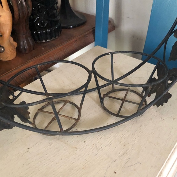 Vintage Hanging METAL PLANT HOLDER w Ivy Leaves - Picture 6 of 8